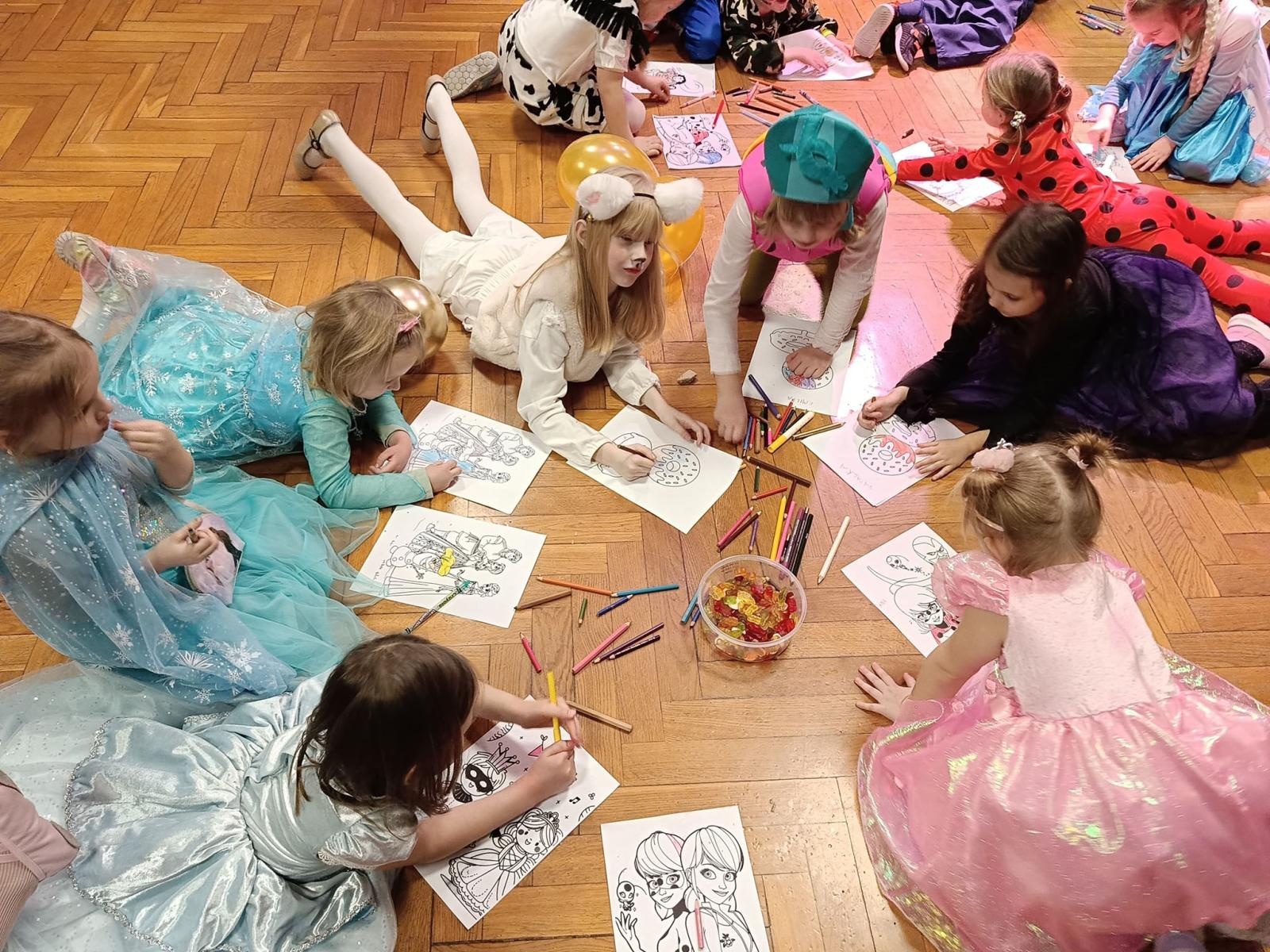 Zdjęcie w galerii na portalu naszraciborz.pl: Mali Odkrywcy Sztuki zakończyli karnawał balem przebierańców wiadomości z regionu