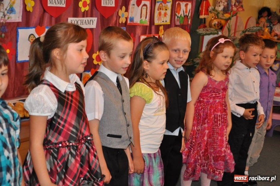 Zdjęcie w galerii na portalu naszraciborz.pl: Świętują Dzień Ojca i Matki wiadomości z regionu