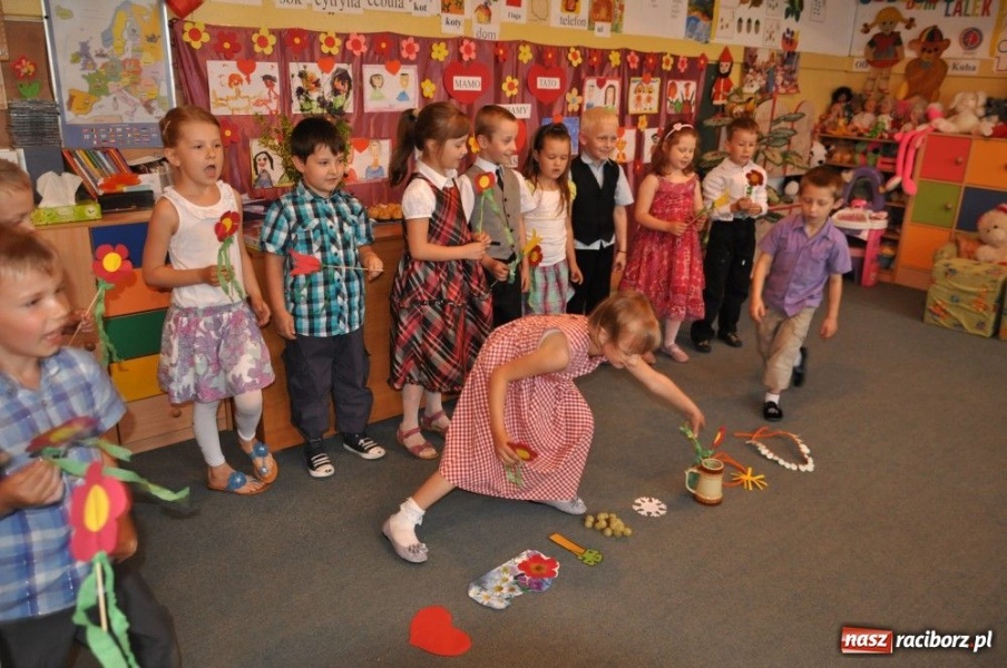 Zdjęcie w galerii na portalu naszraciborz.pl: Świętują Dzień Ojca i Matki wiadomości z regionu