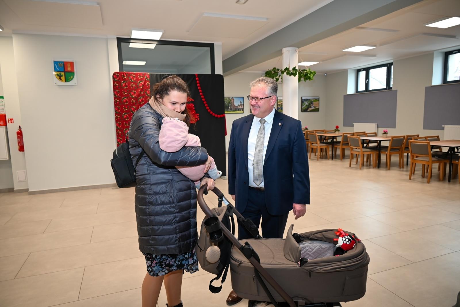 Zdjęcie w galerii na portalu naszraciborz.pl: Przywitanie najmłodszych mieszkańców gminy Krzyżanowice wiadomości z regionu