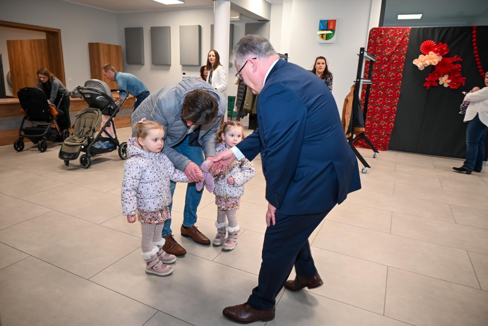 Zdjęcie w galerii na portalu naszraciborz.pl: Przywitanie najmłodszych mieszkańców gminy Krzyżanowice wiadomości z regionu