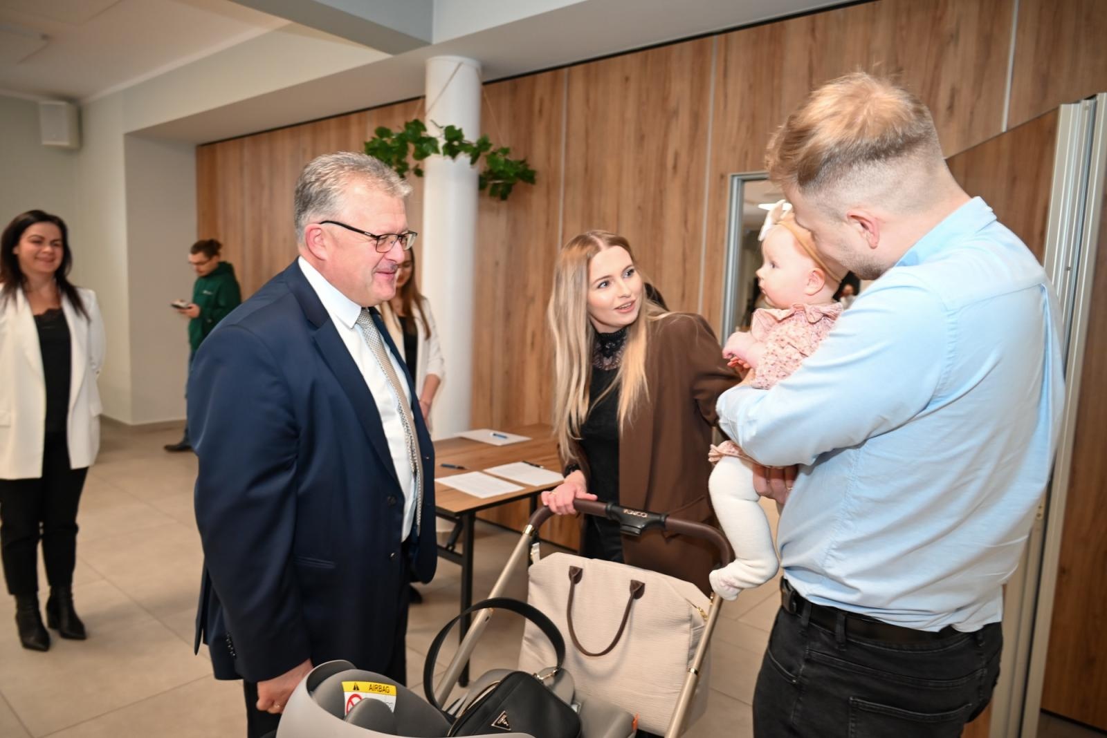 Zdjęcie w galerii na portalu naszraciborz.pl: Przywitanie najmłodszych mieszkańców gminy Krzyżanowice wiadomości z regionu