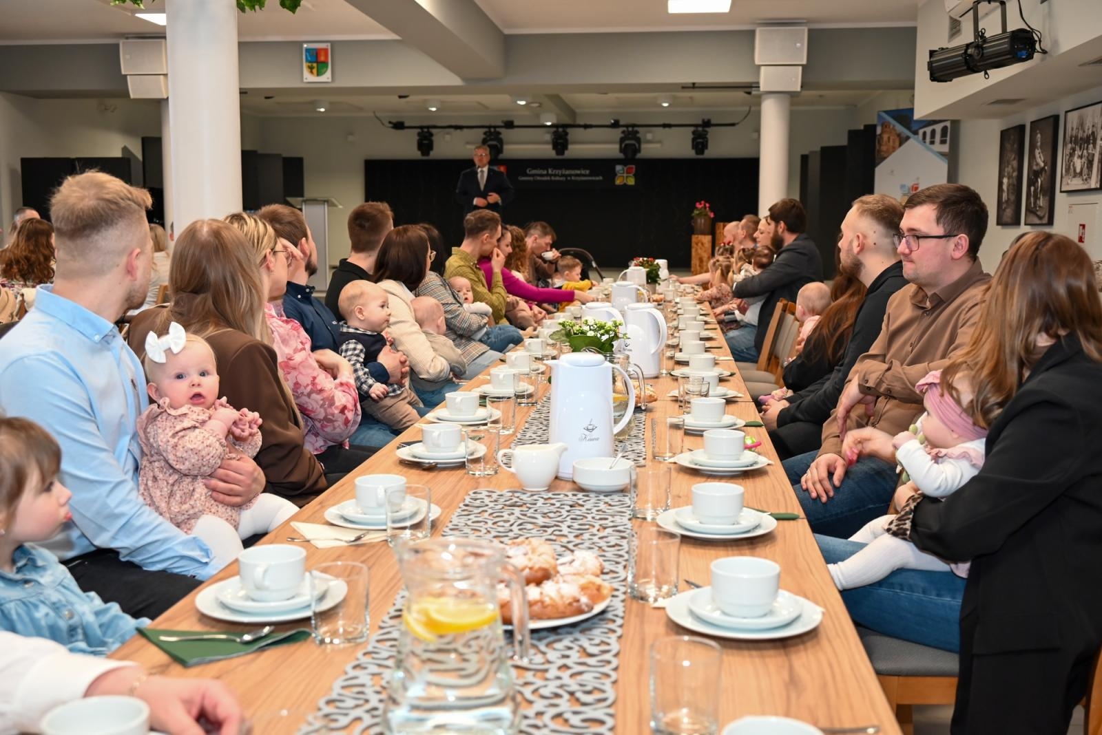 Zdjęcie w galerii na portalu naszraciborz.pl: Przywitanie najmłodszych mieszkańców gminy Krzyżanowice wiadomości z regionu