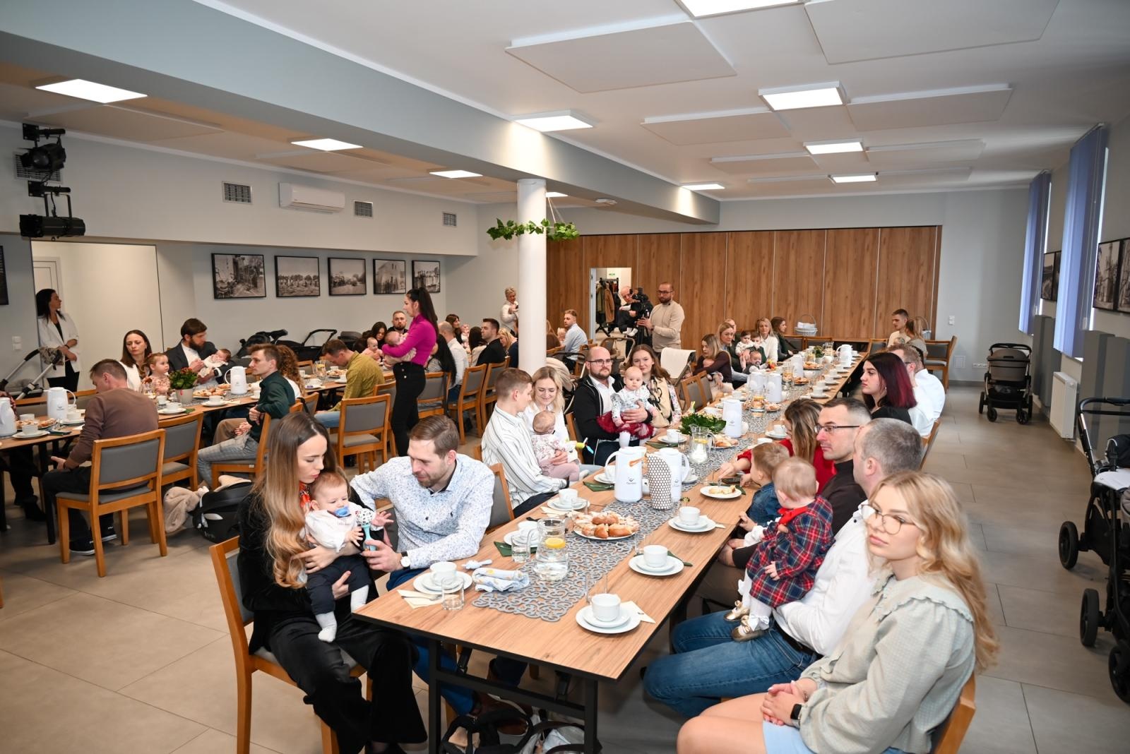 Zdjęcie w galerii na portalu naszraciborz.pl: Przywitanie najmłodszych mieszkańców gminy Krzyżanowice wiadomości z regionu