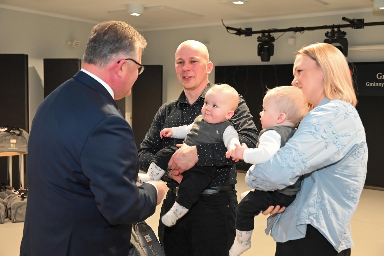 Zdjęcie w galerii na portalu naszraciborz.pl: Przywitanie najmłodszych mieszkańców gminy Krzyżanowice wiadomości z regionu