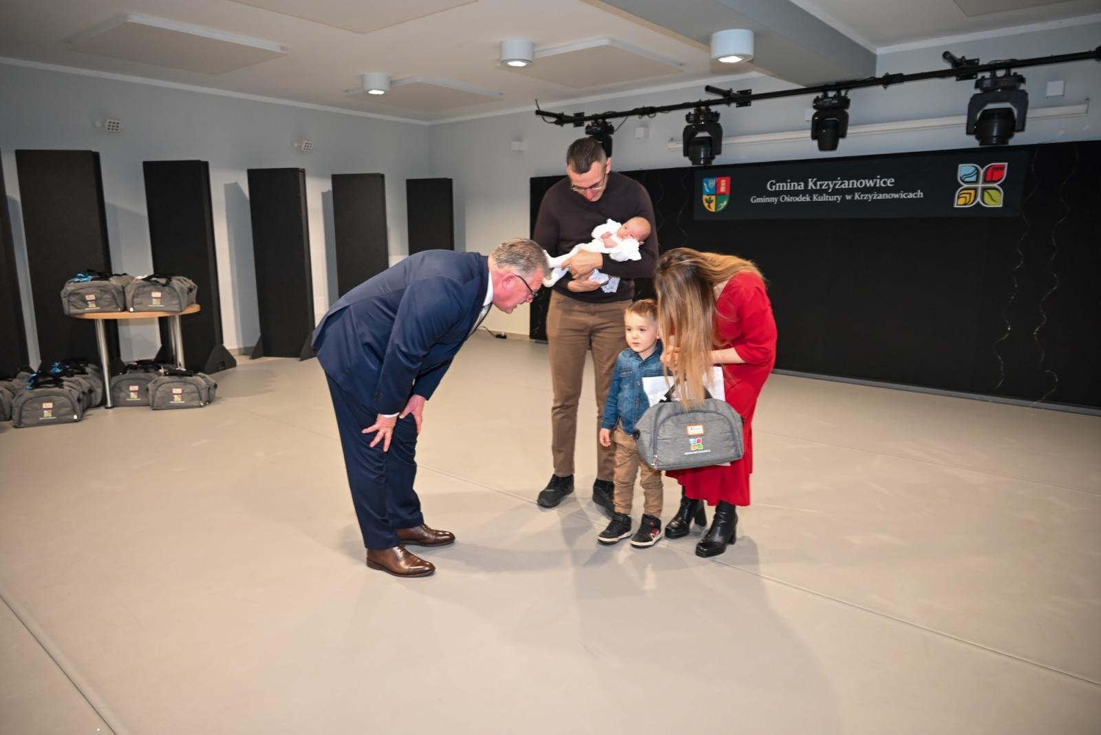 Zdjęcie w galerii na portalu naszraciborz.pl: Przywitanie najmłodszych mieszkańców gminy Krzyżanowice wiadomości z regionu