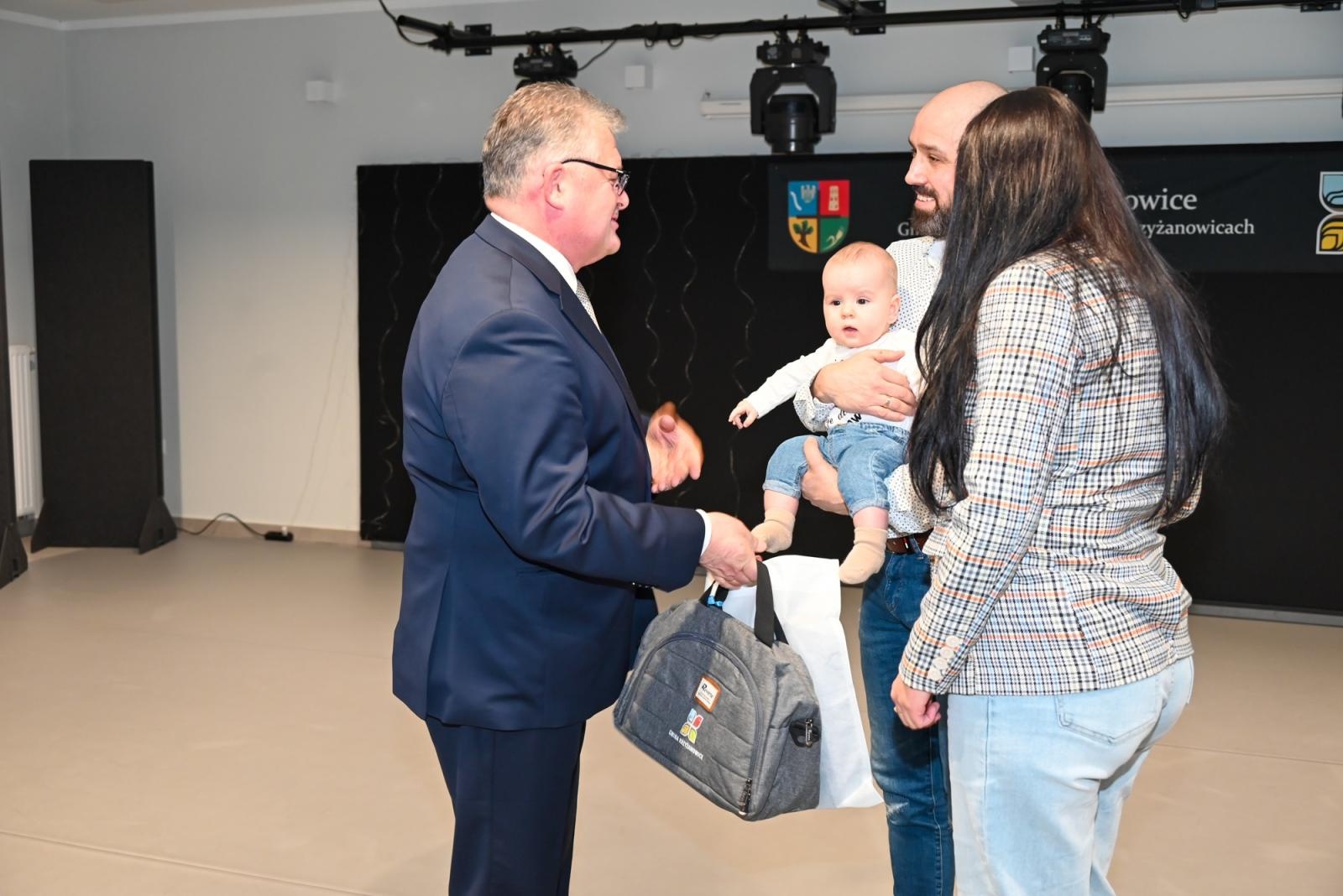 Zdjęcie w galerii na portalu naszraciborz.pl: Przywitanie najmłodszych mieszkańców gminy Krzyżanowice wiadomości z regionu