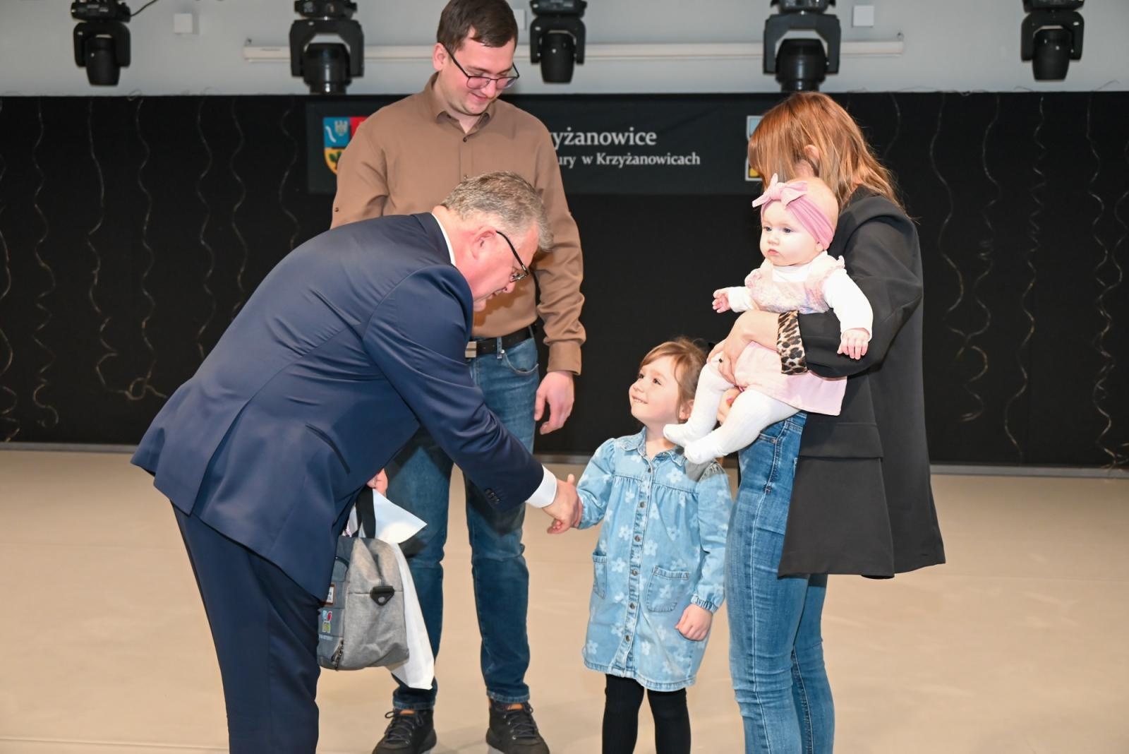 Zdjęcie w galerii na portalu naszraciborz.pl: Przywitanie najmłodszych mieszkańców gminy Krzyżanowice wiadomości z regionu