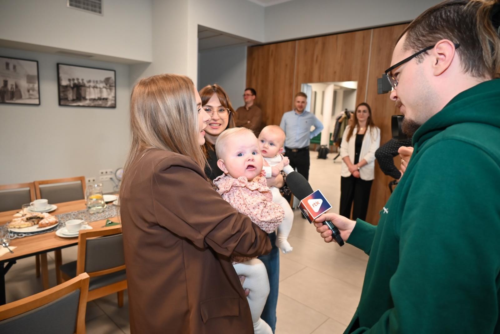 Zdjęcie w galerii na portalu naszraciborz.pl: Przywitanie najmłodszych mieszkańców gminy Krzyżanowice wiadomości z regionu