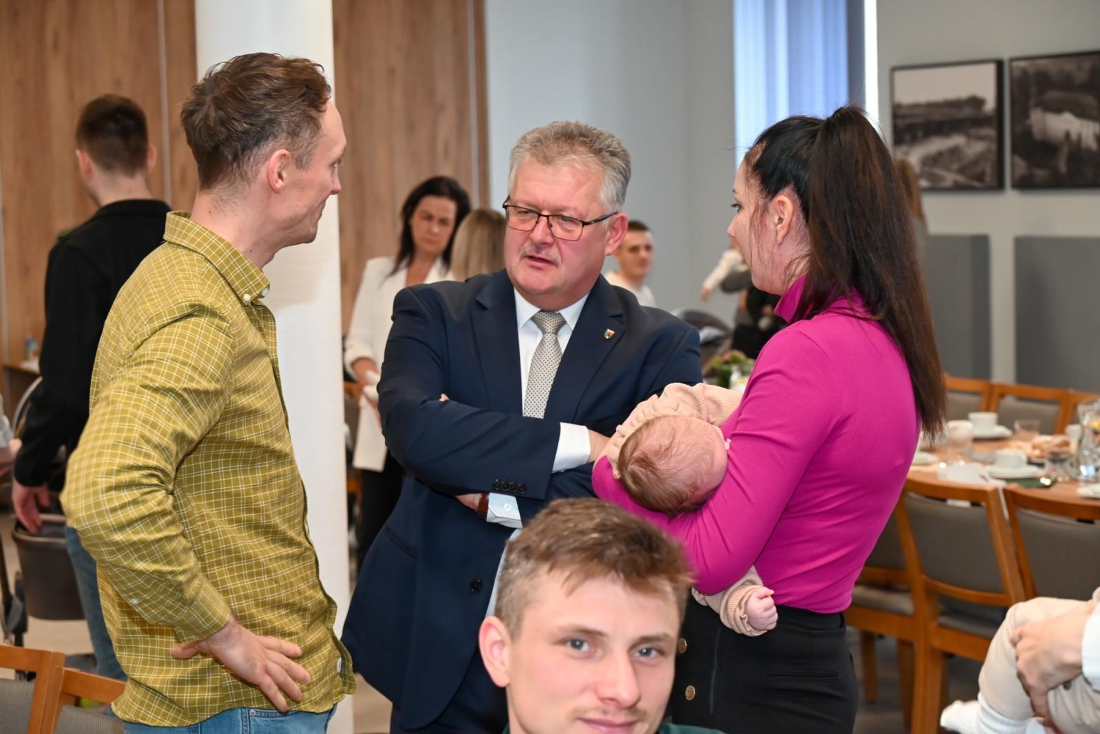 Zdjęcie w galerii na portalu naszraciborz.pl: Przywitanie najmłodszych mieszkańców gminy Krzyżanowice wiadomości z regionu