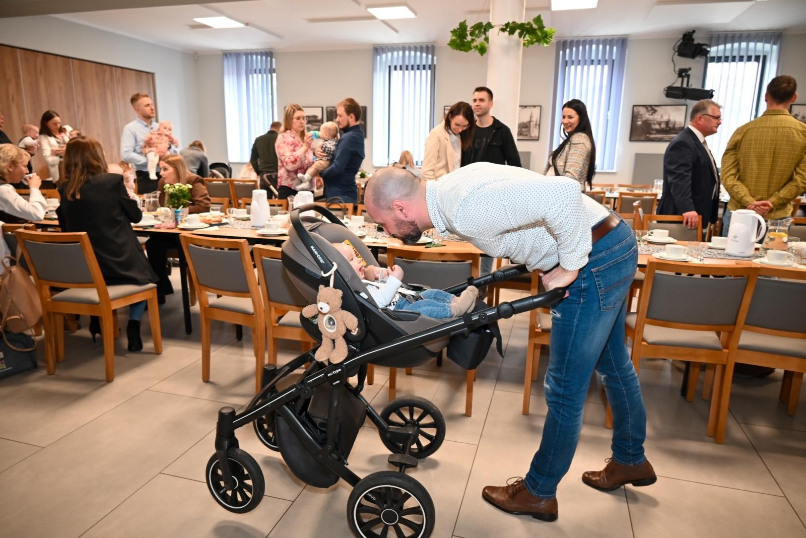 Zdjęcie w galerii na portalu naszraciborz.pl: Przywitanie najmłodszych mieszkańców gminy Krzyżanowice wiadomości z regionu