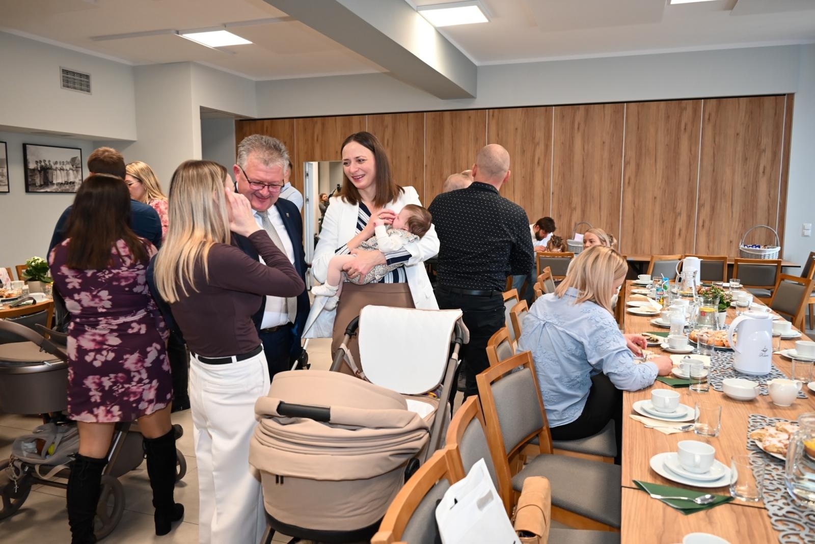 Zdjęcie w galerii na portalu naszraciborz.pl: Przywitanie najmłodszych mieszkańców gminy Krzyżanowice wiadomości z regionu