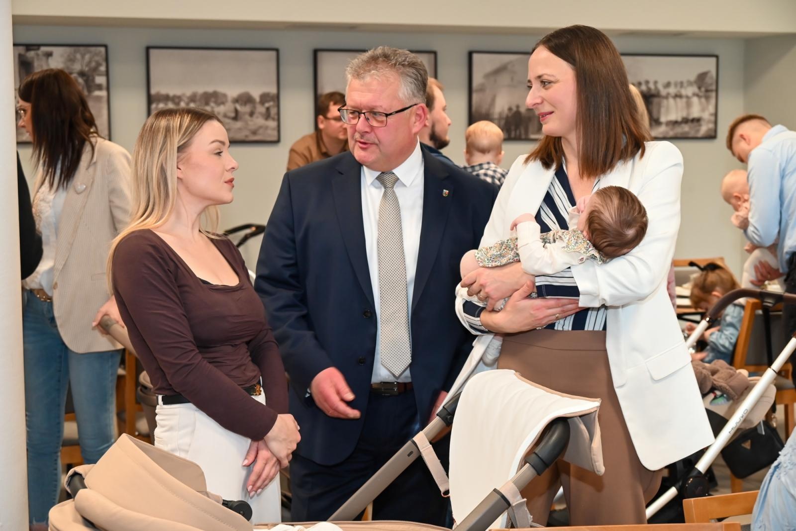 Zdjęcie w galerii na portalu naszraciborz.pl: Przywitanie najmłodszych mieszkańców gminy Krzyżanowice wiadomości z regionu