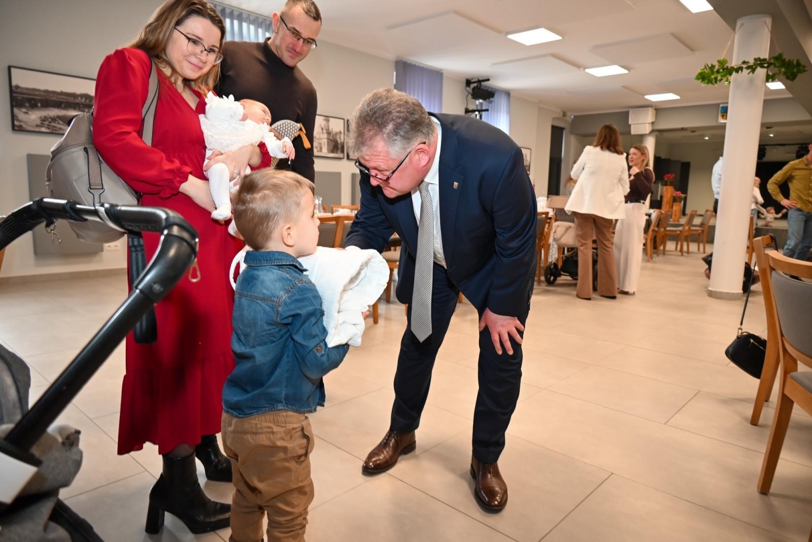 Zdjęcie w galerii na portalu naszraciborz.pl: Przywitanie najmłodszych mieszkańców gminy Krzyżanowice wiadomości z regionu