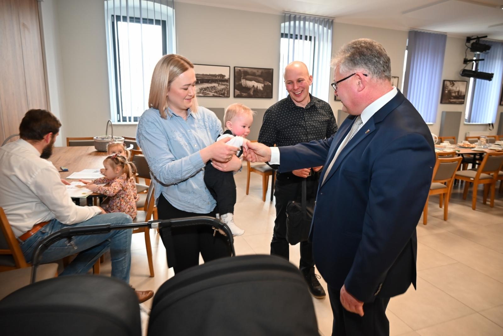 Zdjęcie w galerii na portalu naszraciborz.pl: Przywitanie najmłodszych mieszkańców gminy Krzyżanowice wiadomości z regionu