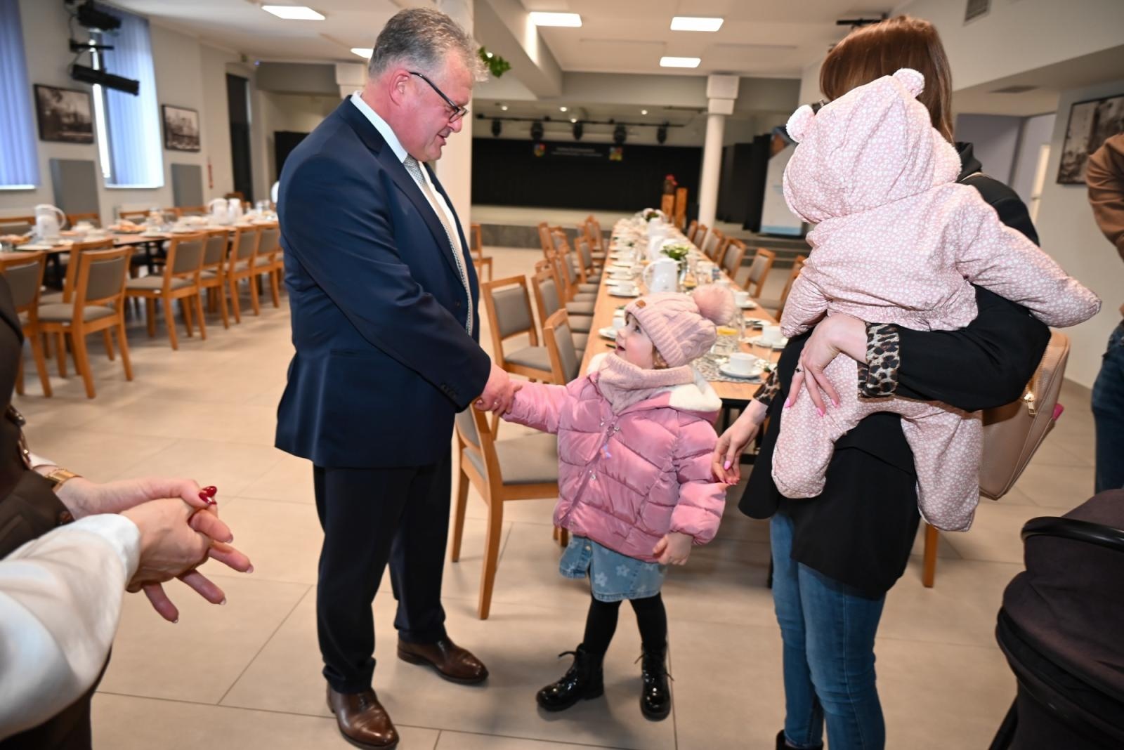 Zdjęcie w galerii na portalu naszraciborz.pl: Przywitanie najmłodszych mieszkańców gminy Krzyżanowice wiadomości z regionu