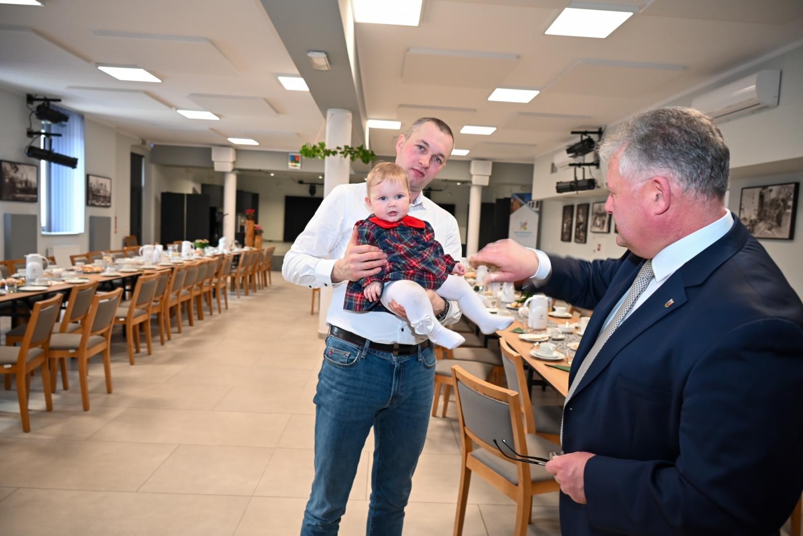 Zdjęcie w galerii na portalu naszraciborz.pl: Przywitanie najmłodszych mieszkańców gminy Krzyżanowice wiadomości z regionu
