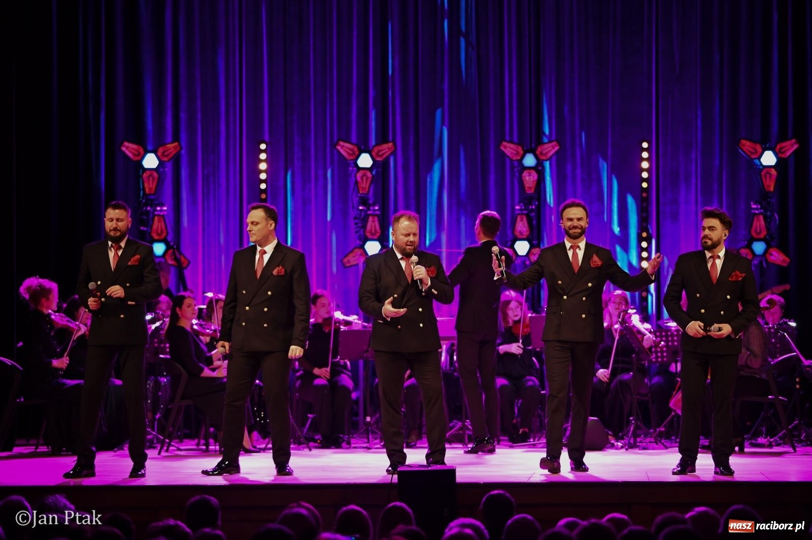 Zdjęcie w galerii na portalu naszraciborz.pl: 10 Tenorów – z miłości do kobiet. Muzyczne święto w Raciborskim Centrum Kultury [FOTO i WIDEO] wiadomości z regionu