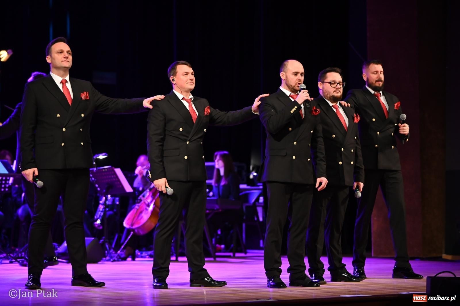 Zdjęcie w galerii na portalu naszraciborz.pl: 10 Tenorów – z miłości do kobiet. Muzyczne święto w Raciborskim Centrum Kultury [FOTO i WIDEO] wiadomości z regionu