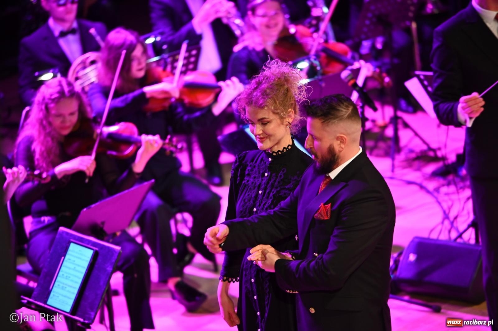 Zdjęcie w galerii na portalu naszraciborz.pl: 10 Tenorów – z miłości do kobiet. Muzyczne święto w Raciborskim Centrum Kultury [FOTO i WIDEO] wiadomości z regionu