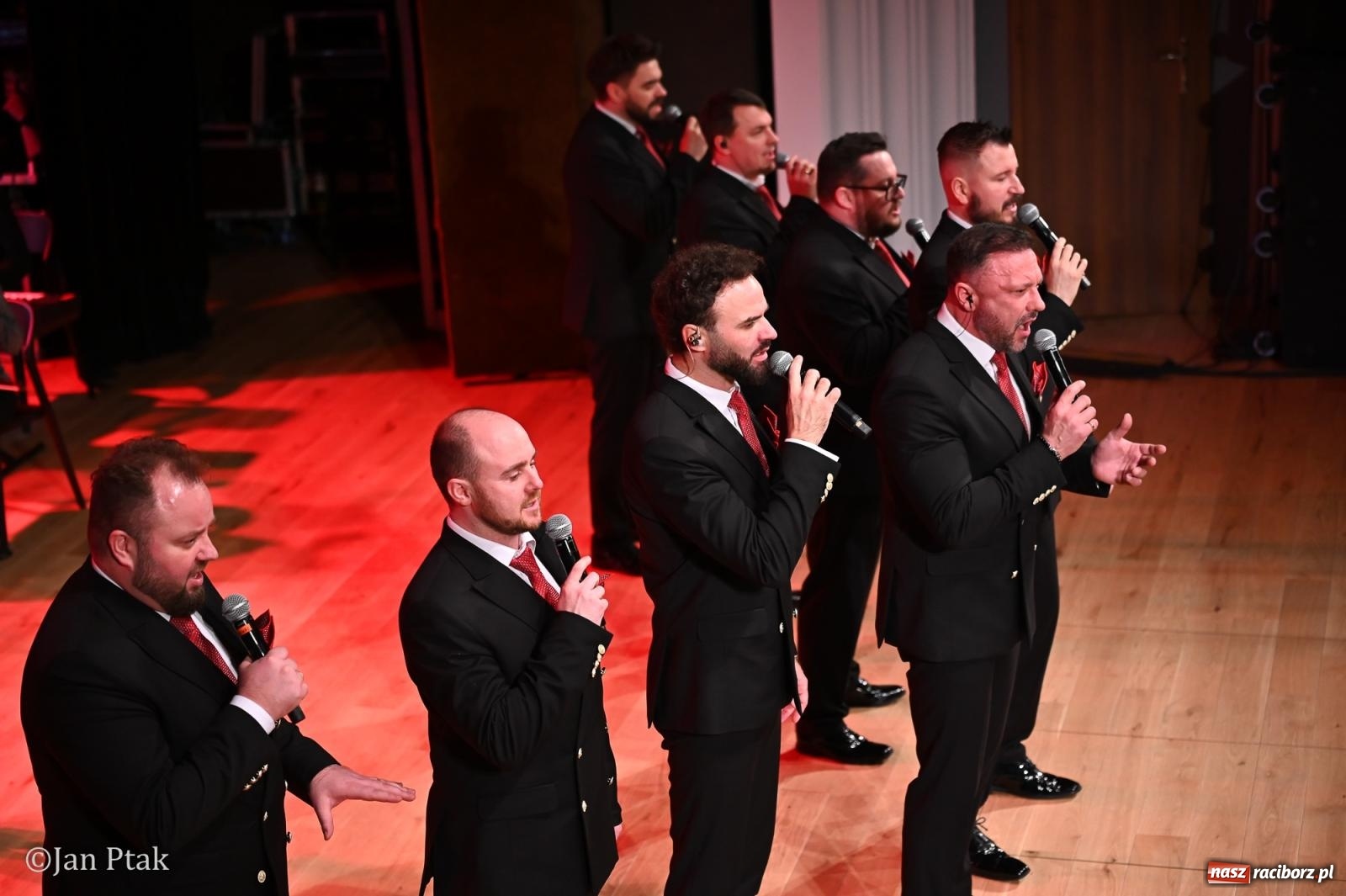 Zdjęcie w galerii na portalu naszraciborz.pl: 10 Tenorów – z miłości do kobiet. Muzyczne święto w Raciborskim Centrum Kultury [FOTO i WIDEO] wiadomości z regionu