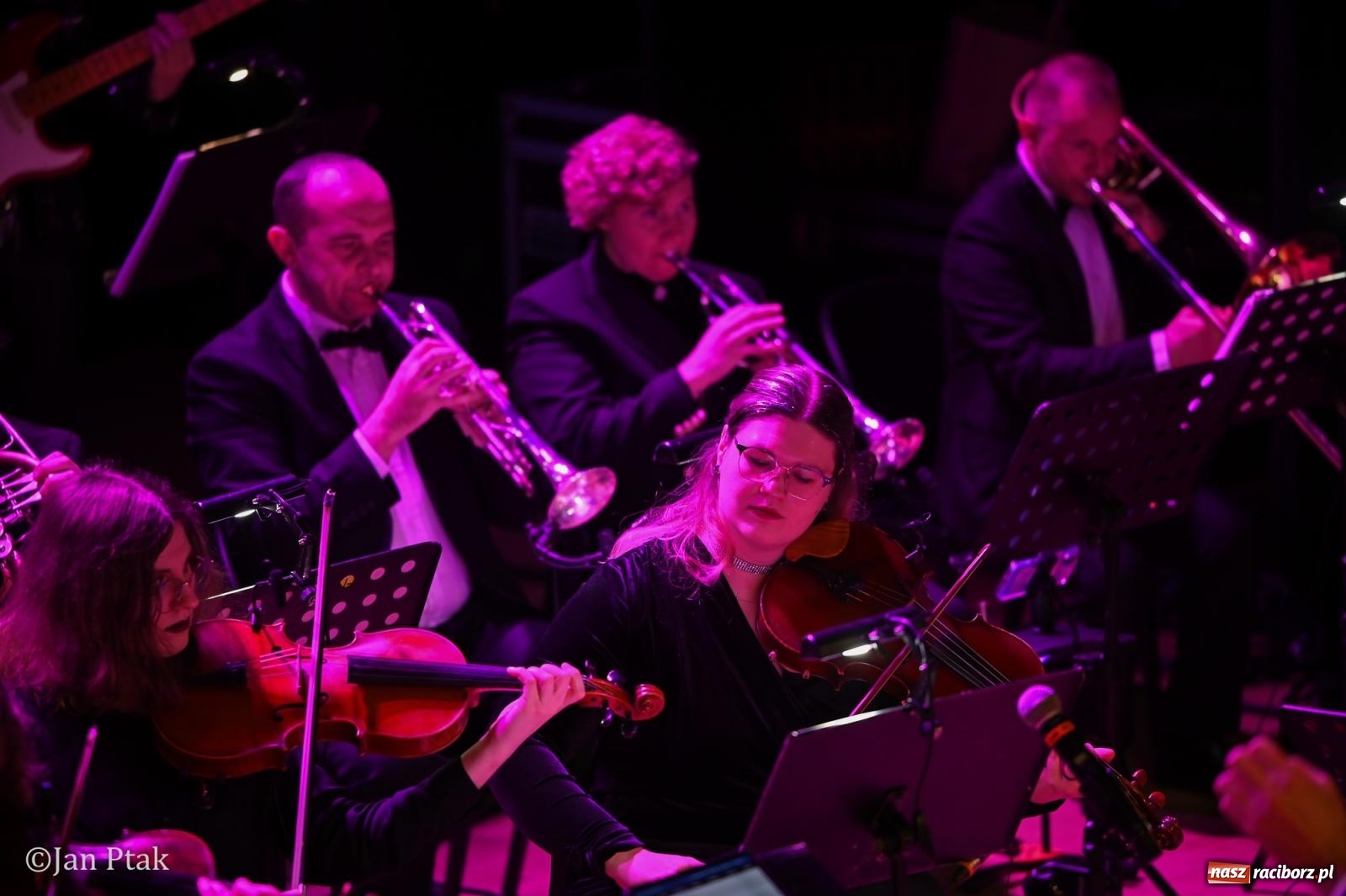 Zdjęcie w galerii na portalu naszraciborz.pl: 10 Tenorów – z miłości do kobiet. Muzyczne święto w Raciborskim Centrum Kultury [FOTO i WIDEO] wiadomości z regionu