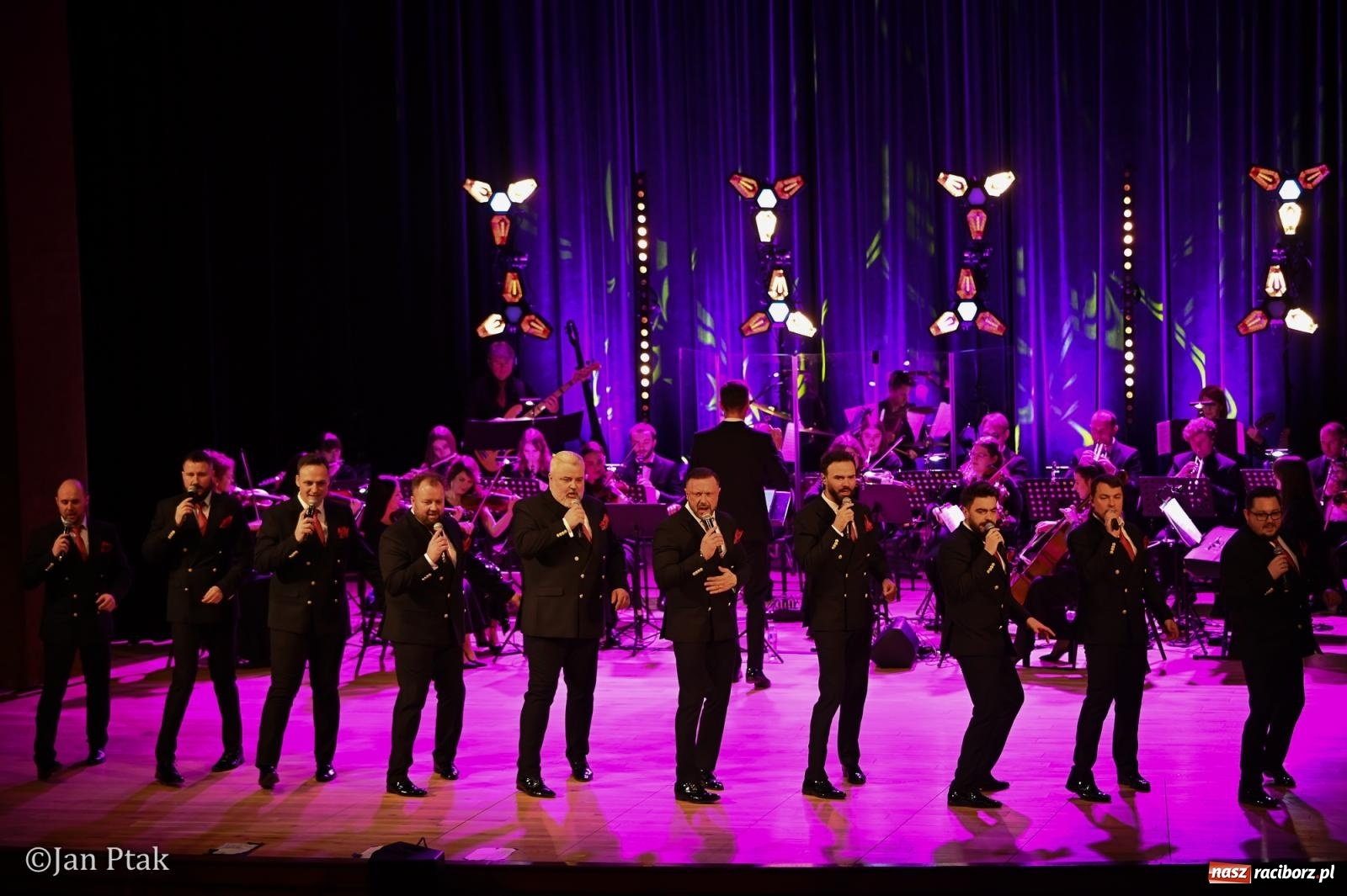 Zdjęcie w galerii na portalu naszraciborz.pl: 10 Tenorów – z miłości do kobiet. Muzyczne święto w Raciborskim Centrum Kultury [FOTO i WIDEO] wiadomości z regionu