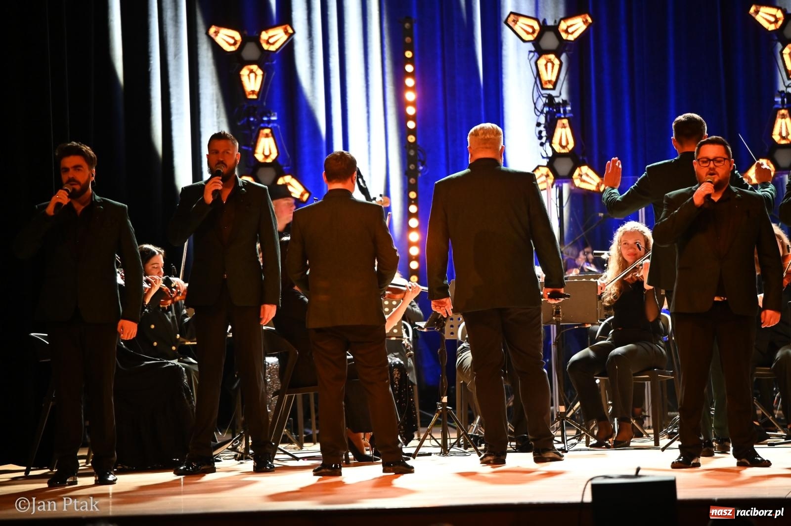 Zdjęcie w galerii na portalu naszraciborz.pl: 10 Tenorów – z miłości do kobiet. Muzyczne święto w Raciborskim Centrum Kultury [FOTO i WIDEO] wiadomości z regionu