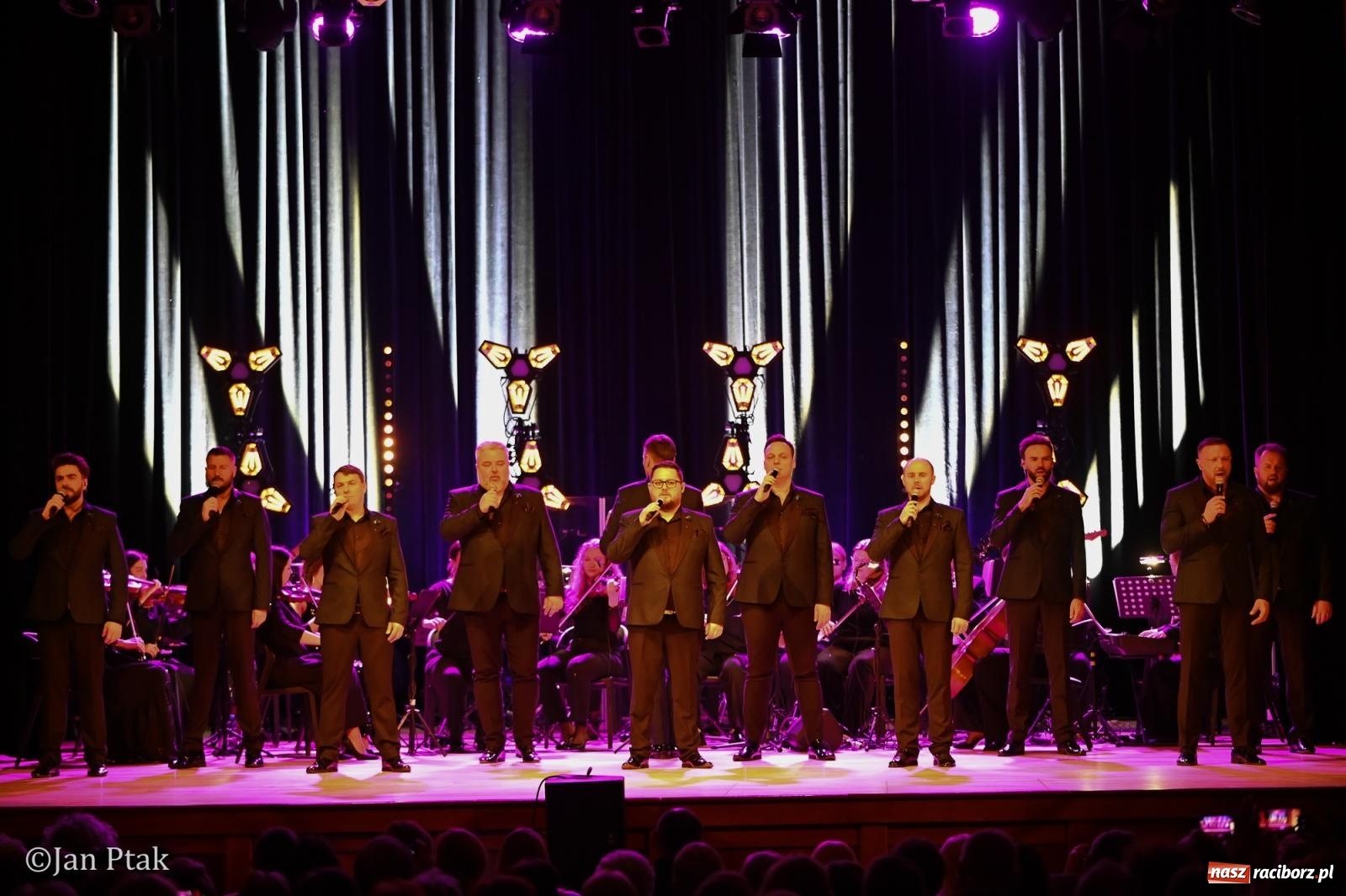Zdjęcie w galerii na portalu naszraciborz.pl: 10 Tenorów – z miłości do kobiet. Muzyczne święto w Raciborskim Centrum Kultury [FOTO i WIDEO] wiadomości z regionu