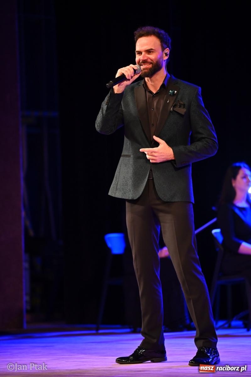 Zdjęcie w galerii na portalu naszraciborz.pl: 10 Tenorów – z miłości do kobiet. Muzyczne święto w Raciborskim Centrum Kultury [FOTO i WIDEO] wiadomości z regionu