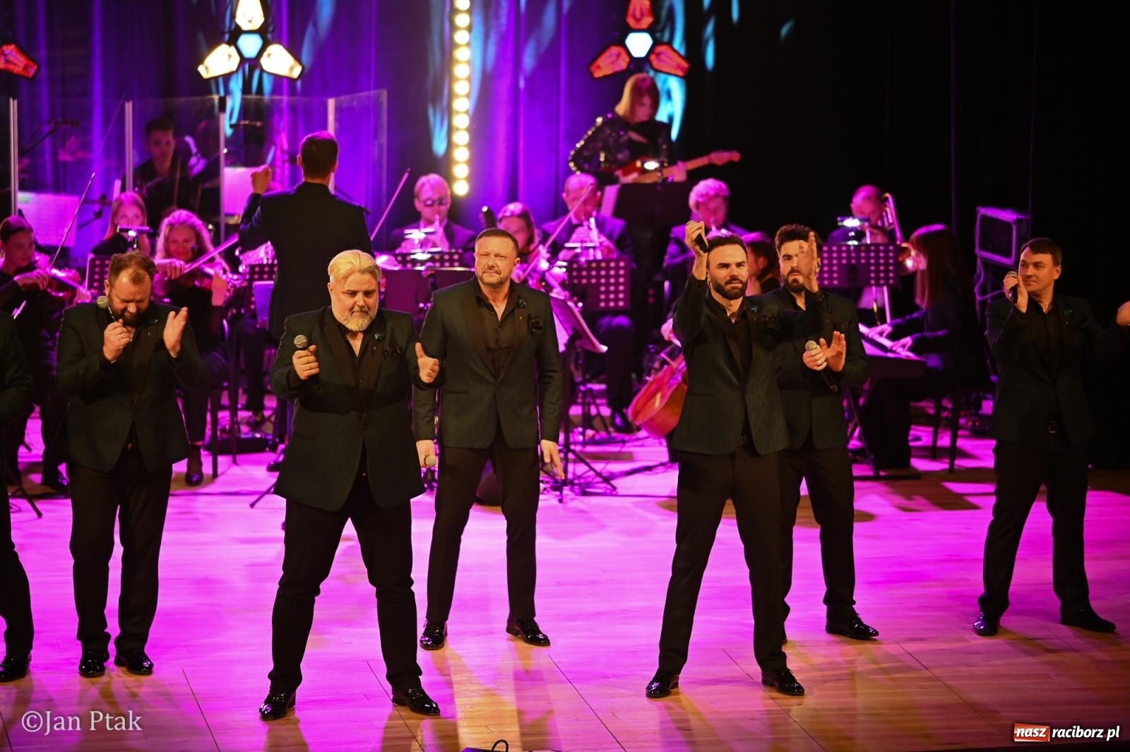Zdjęcie w galerii na portalu naszraciborz.pl: 10 Tenorów – z miłości do kobiet. Muzyczne święto w Raciborskim Centrum Kultury [FOTO i WIDEO] wiadomości z regionu