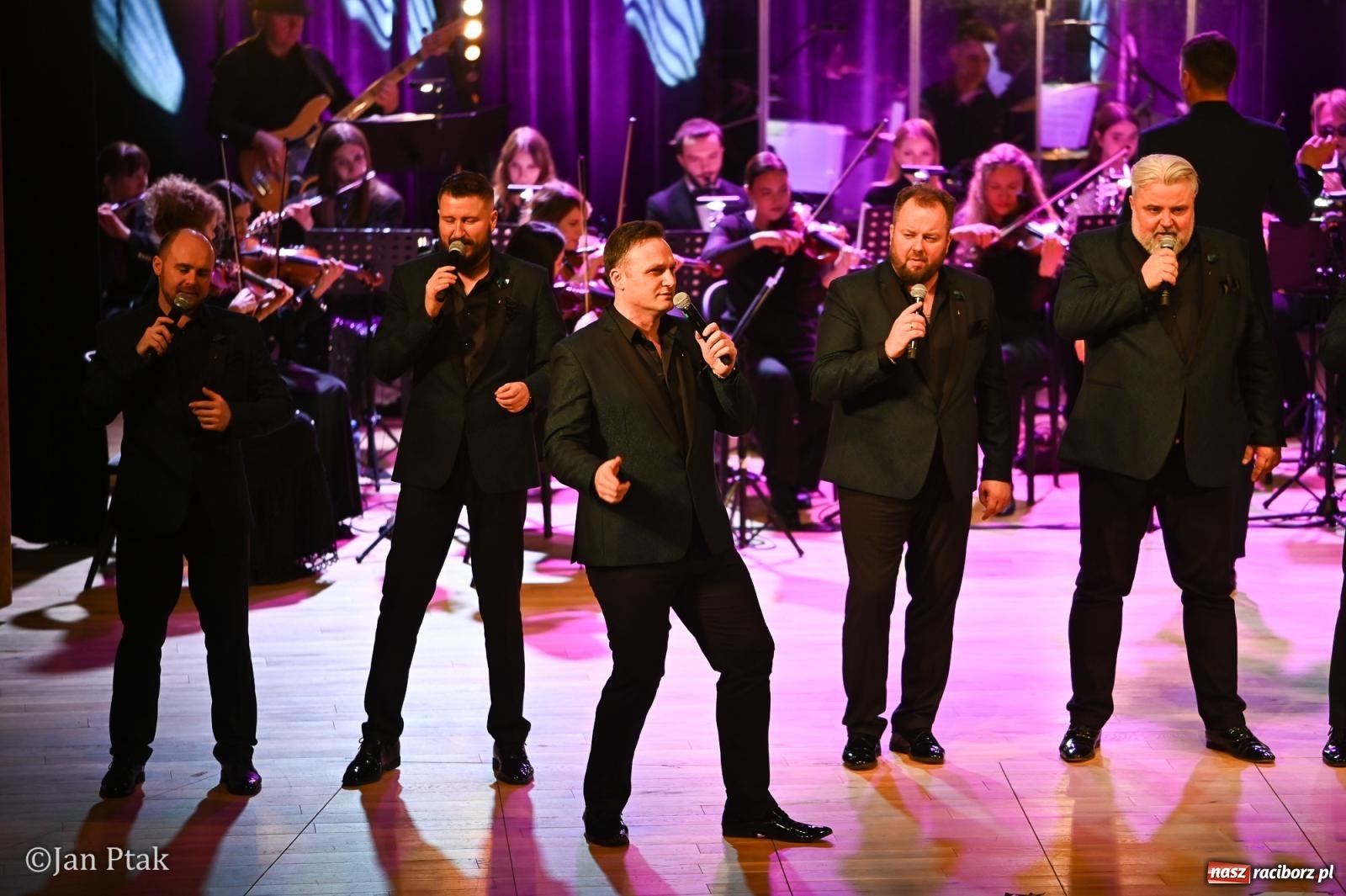 Zdjęcie w galerii na portalu naszraciborz.pl: 10 Tenorów – z miłości do kobiet. Muzyczne święto w Raciborskim Centrum Kultury [FOTO i WIDEO] wiadomości z regionu