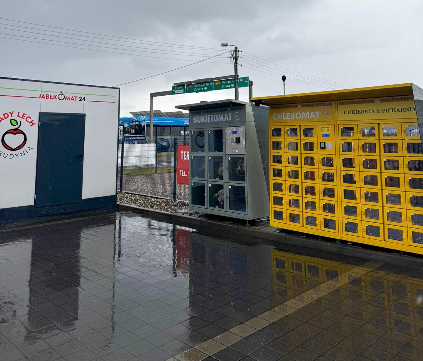 Zdjęcie w galerii na portalu naszraciborz.pl: Świeży chleb o każdej porze. Nowy chlebomat w Raciborzu przy ul. Jana Pawła II obok myta już działa wiadomości z regionu