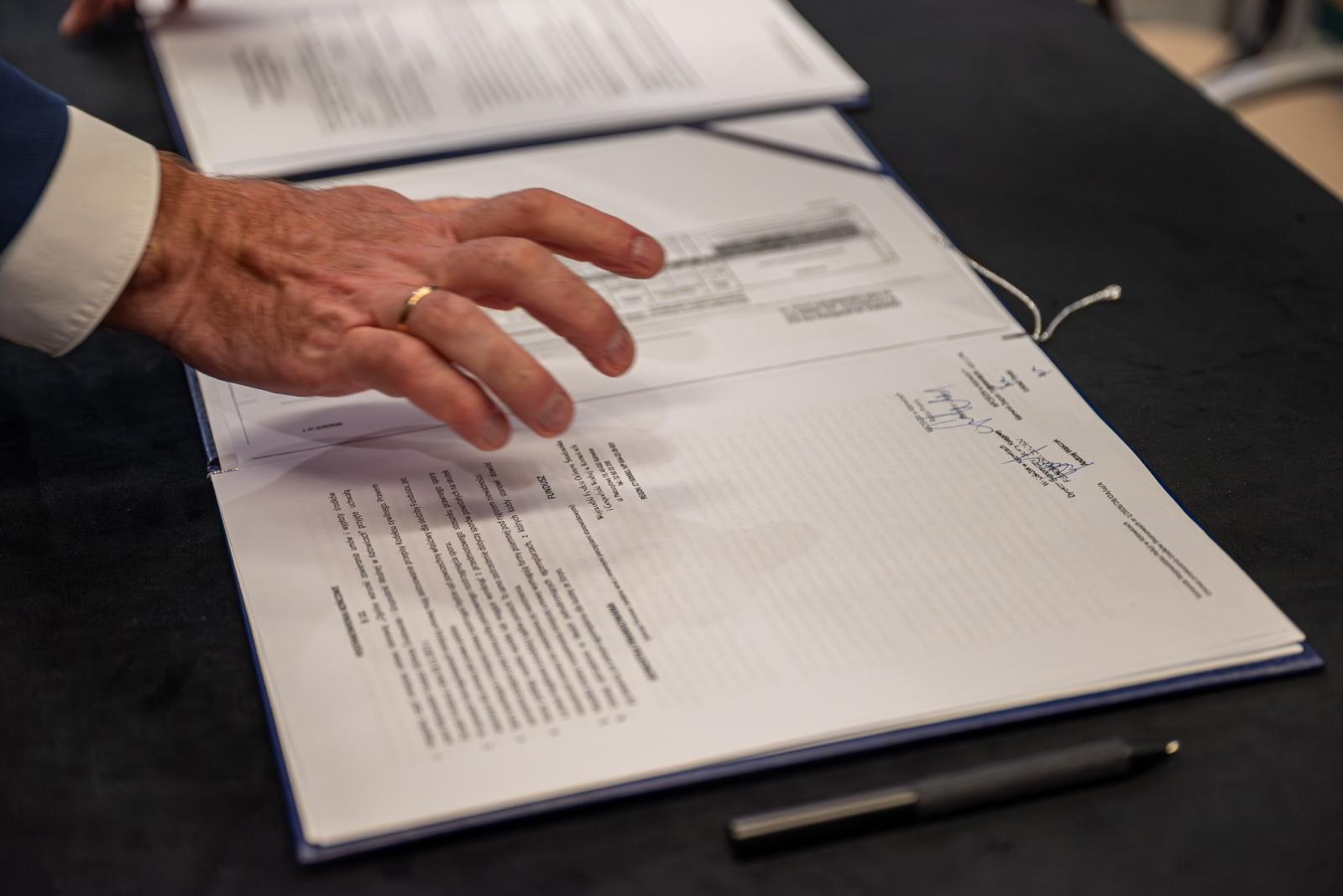 Zdjęcie w galerii na portalu naszraciborz.pl: 40 nowych radiowozów dla śląskiej Policji – podpisano porozumienie z WFOŚiGW w Katowicach wiadomości z regionu