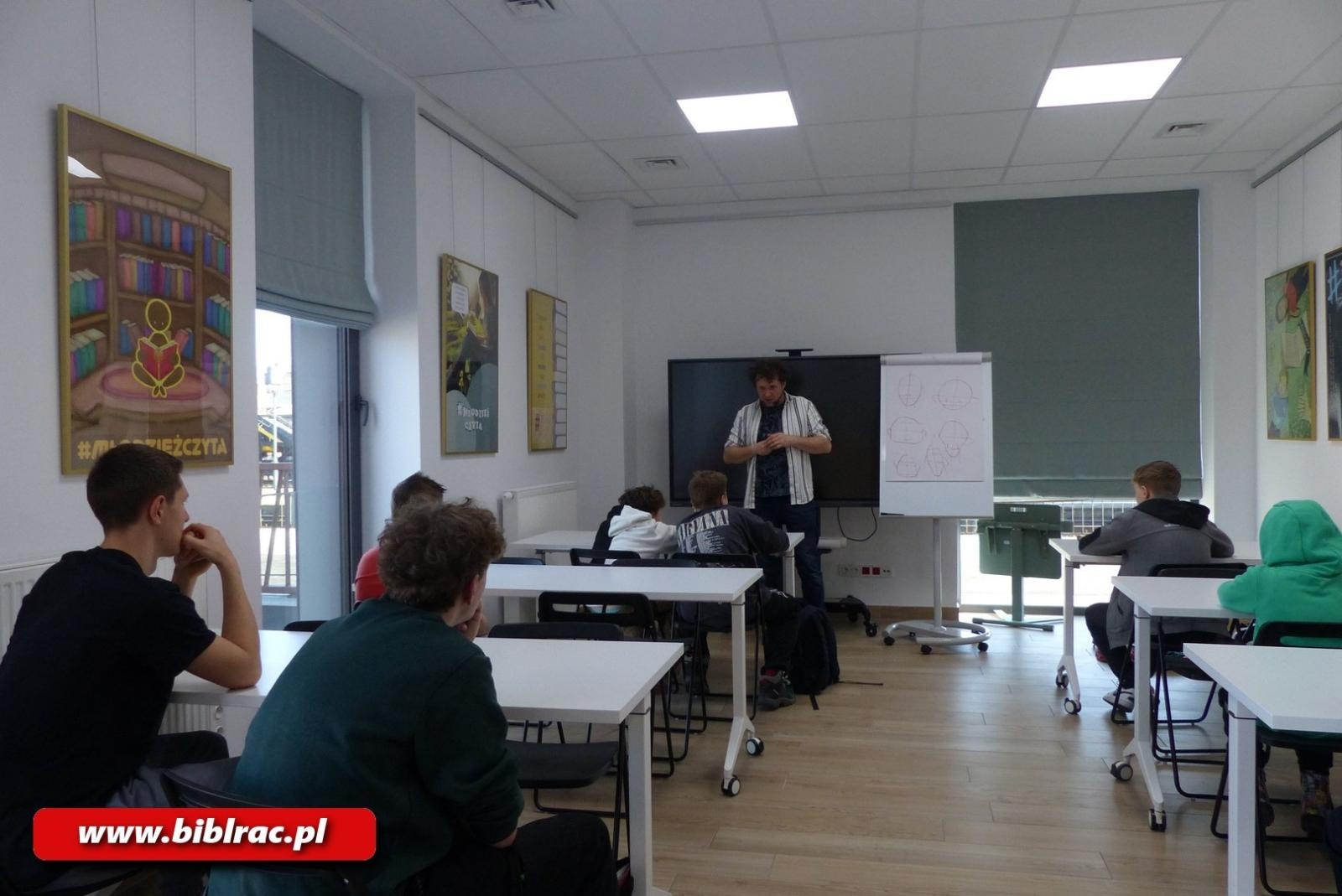 Zdjęcie w galerii na portalu naszraciborz.pl: Komiksowe ferie w bibliotece - kreatywne warsztaty z Szymonem Telukiem wiadomości z regionu