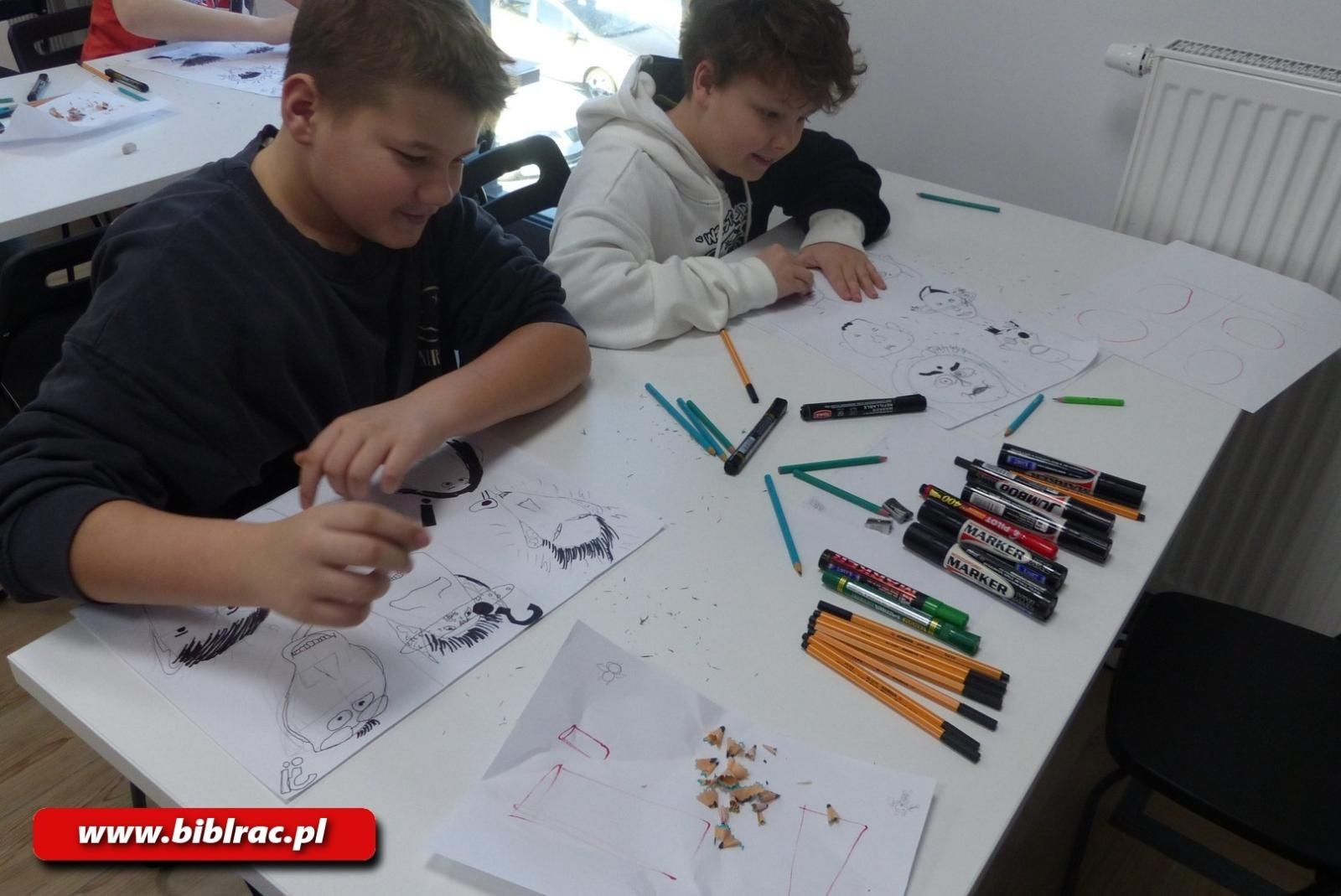 Zdjęcie w galerii na portalu naszraciborz.pl: Komiksowe ferie w bibliotece - kreatywne warsztaty z Szymonem Telukiem wiadomości z regionu