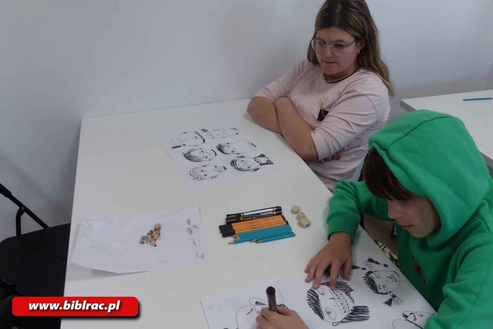 Zdjęcie w galerii na portalu naszraciborz.pl: Komiksowe ferie w bibliotece - kreatywne warsztaty z Szymonem Telukiem wiadomości z regionu