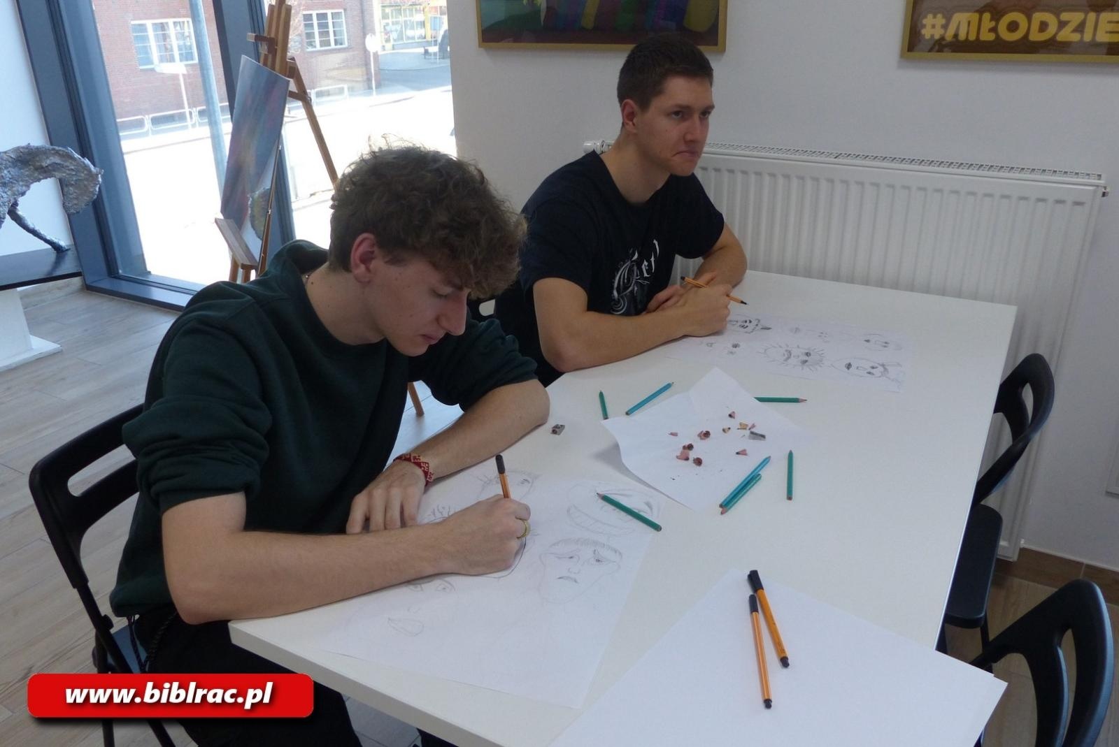 Zdjęcie w galerii na portalu naszraciborz.pl: Komiksowe ferie w bibliotece - kreatywne warsztaty z Szymonem Telukiem wiadomości z regionu