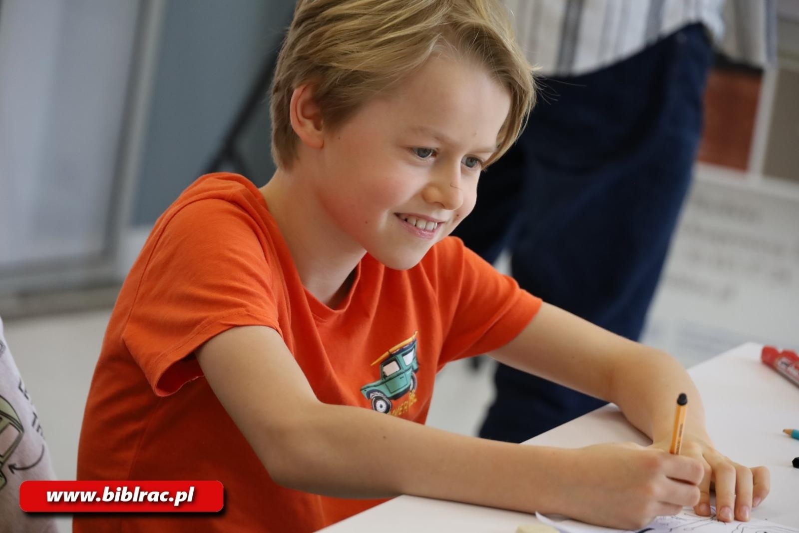 Zdjęcie w galerii na portalu naszraciborz.pl: Komiksowe ferie w bibliotece - kreatywne warsztaty z Szymonem Telukiem wiadomości z regionu