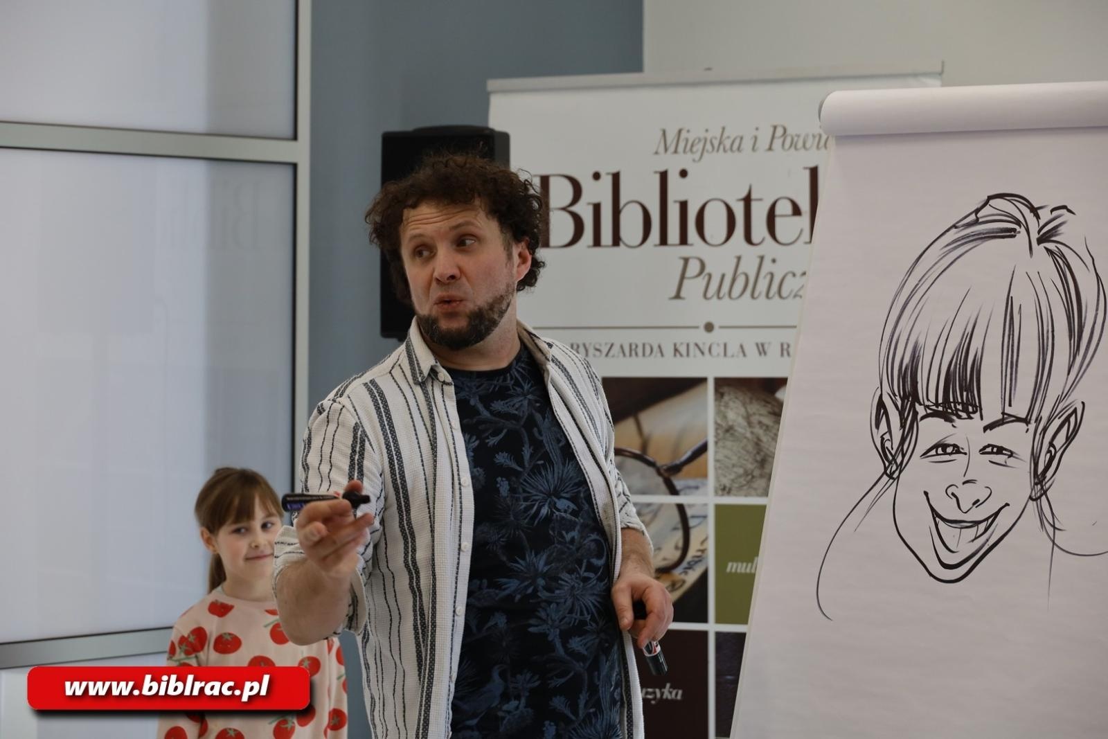 Zdjęcie w galerii na portalu naszraciborz.pl: Komiksowe ferie w bibliotece - kreatywne warsztaty z Szymonem Telukiem wiadomości z regionu