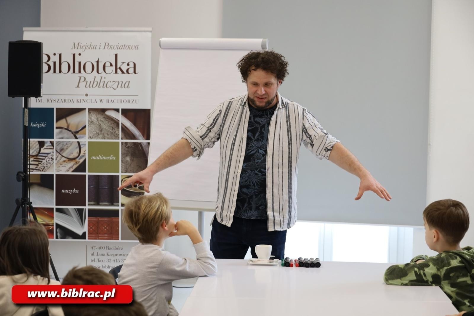 Zdjęcie w galerii na portalu naszraciborz.pl: Komiksowe ferie w bibliotece - kreatywne warsztaty z Szymonem Telukiem wiadomości z regionu