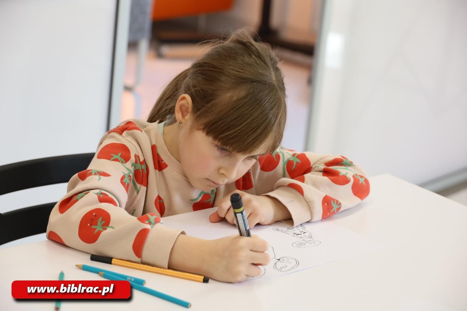 Zdjęcie w galerii na portalu naszraciborz.pl: Komiksowe ferie w bibliotece - kreatywne warsztaty z Szymonem Telukiem wiadomości z regionu