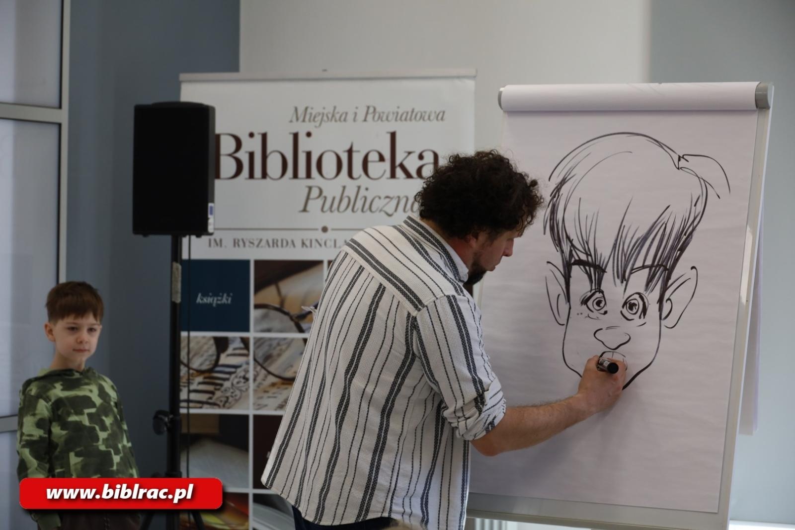 Zdjęcie w galerii na portalu naszraciborz.pl: Komiksowe ferie w bibliotece - kreatywne warsztaty z Szymonem Telukiem wiadomości z regionu