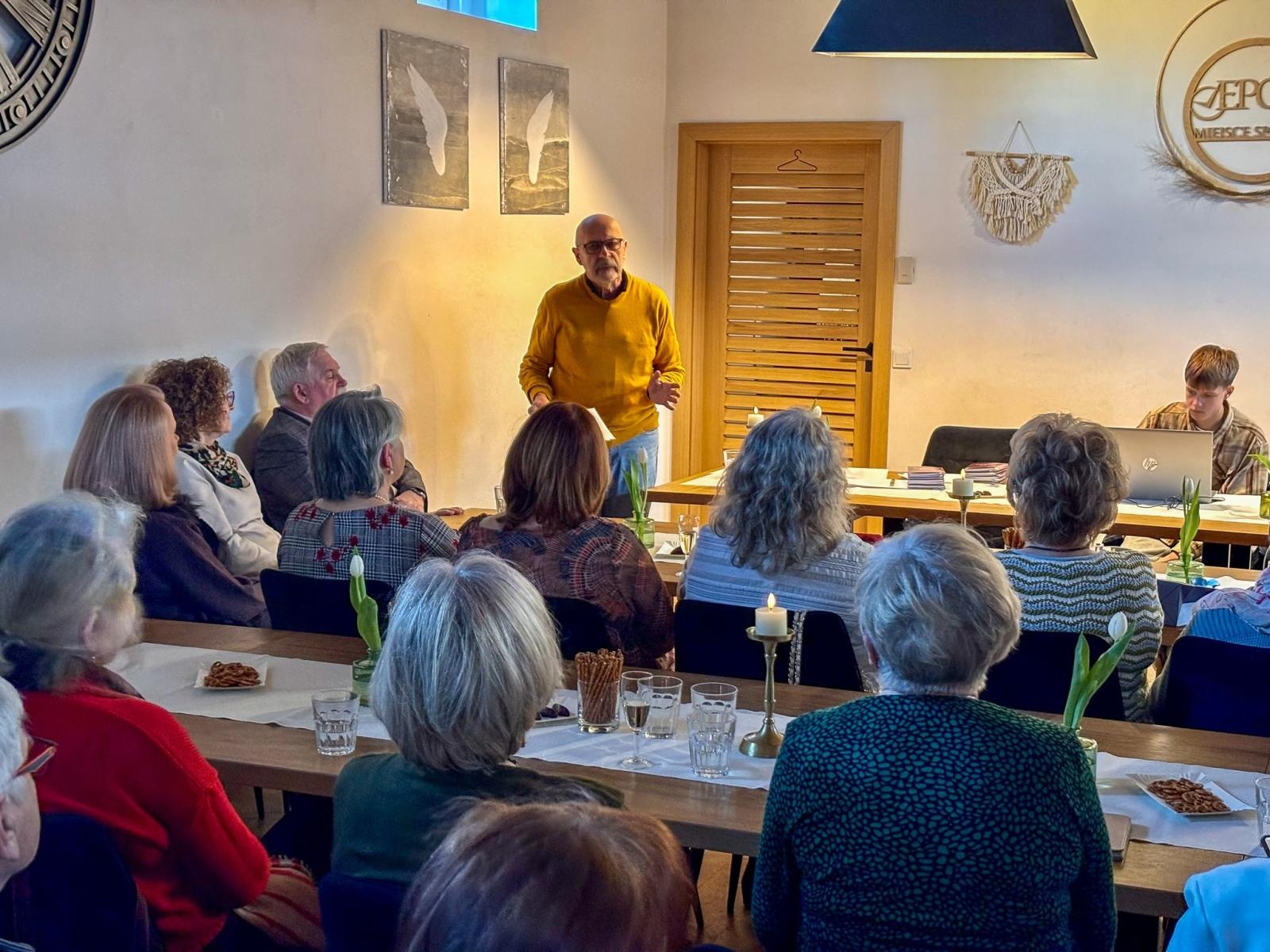 Zdjęcie w galerii na portalu naszraciborz.pl: Aleksander Pordzik. Spotkanie z poezją w Epoce wiadomości z regionu