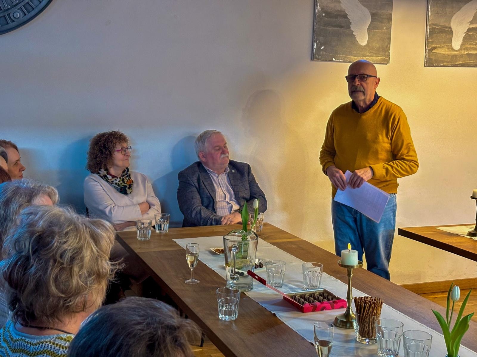 Zdjęcie w galerii na portalu naszraciborz.pl: Aleksander Pordzik. Spotkanie z poezją w Epoce wiadomości z regionu