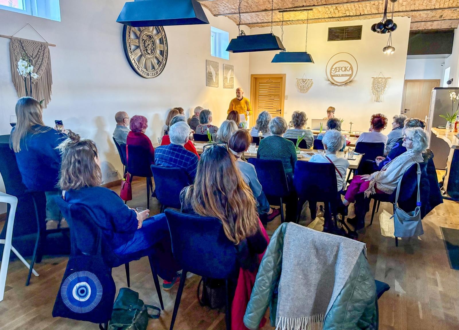 Zdjęcie w galerii na portalu naszraciborz.pl: Aleksander Pordzik. Spotkanie z poezją w Epoce wiadomości z regionu