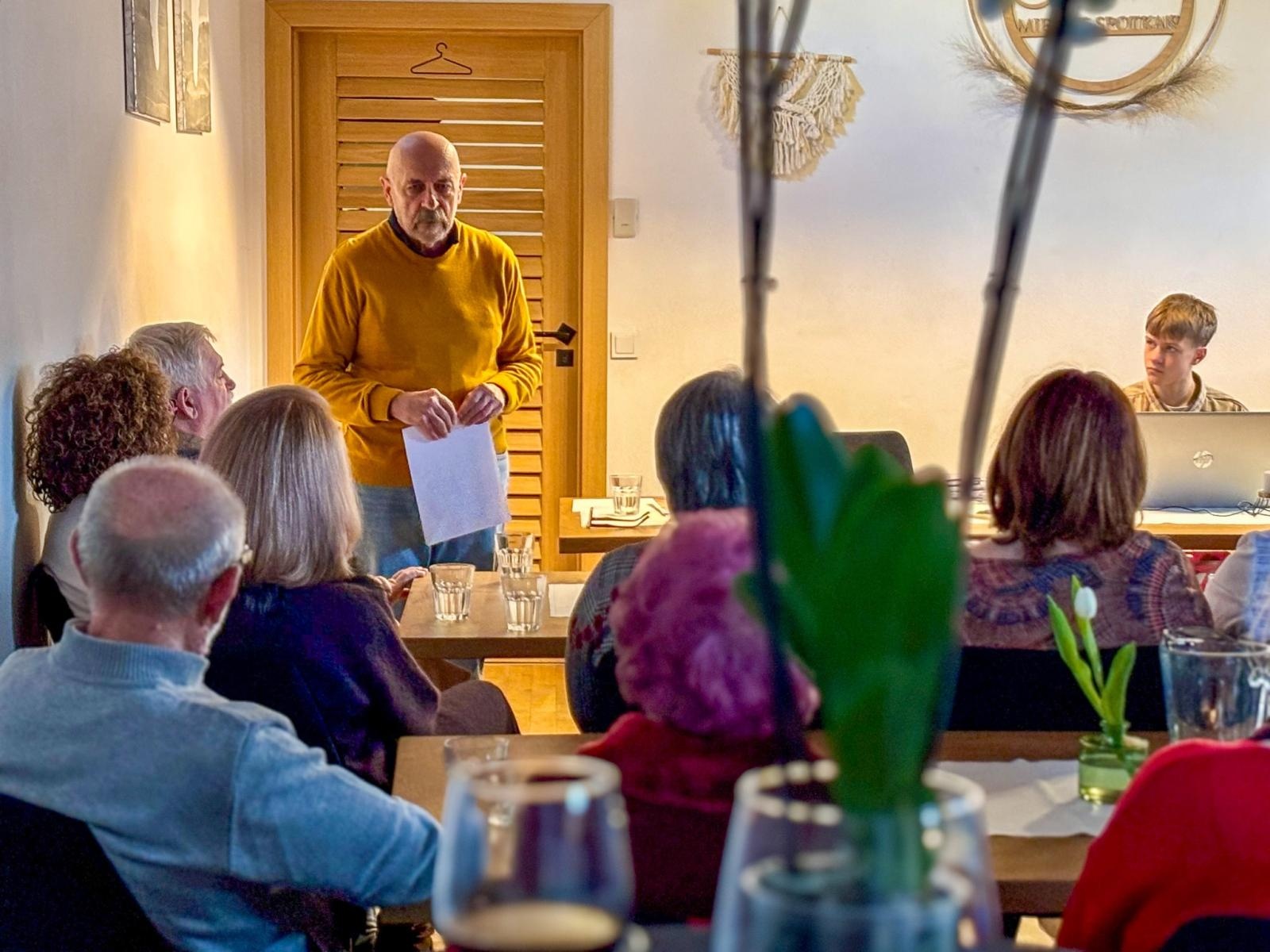 Zdjęcie w galerii na portalu naszraciborz.pl: Aleksander Pordzik. Spotkanie z poezją w Epoce wiadomości z regionu