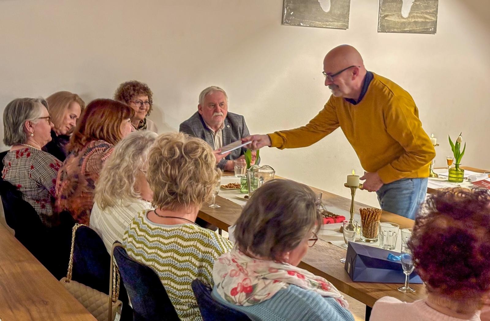 Zdjęcie w galerii na portalu naszraciborz.pl: Aleksander Pordzik. Spotkanie z poezją w Epoce wiadomości z regionu