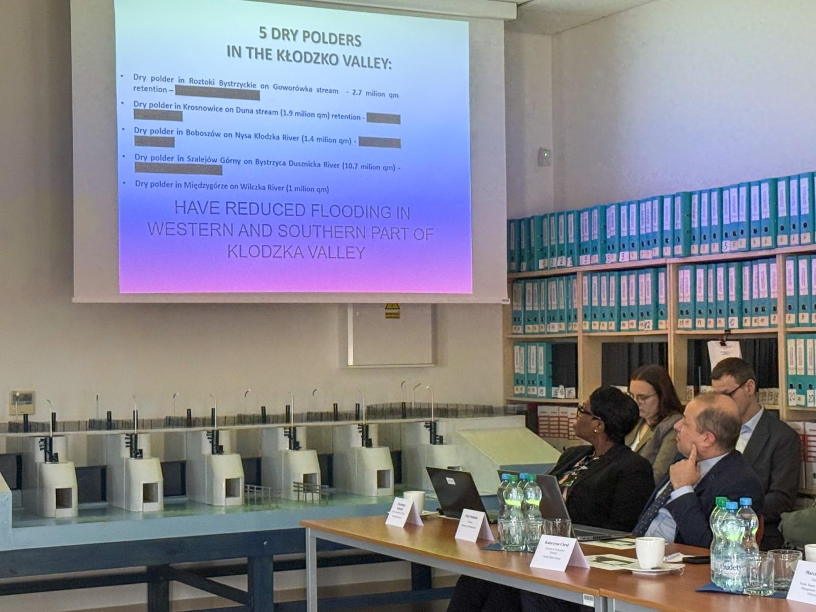 Zdjęcie w galerii na portalu naszraciborz.pl: Przedstawiciele Banku Światowego odwiedzili Zbiornik Racibórz Dolny wiadomości z regionu