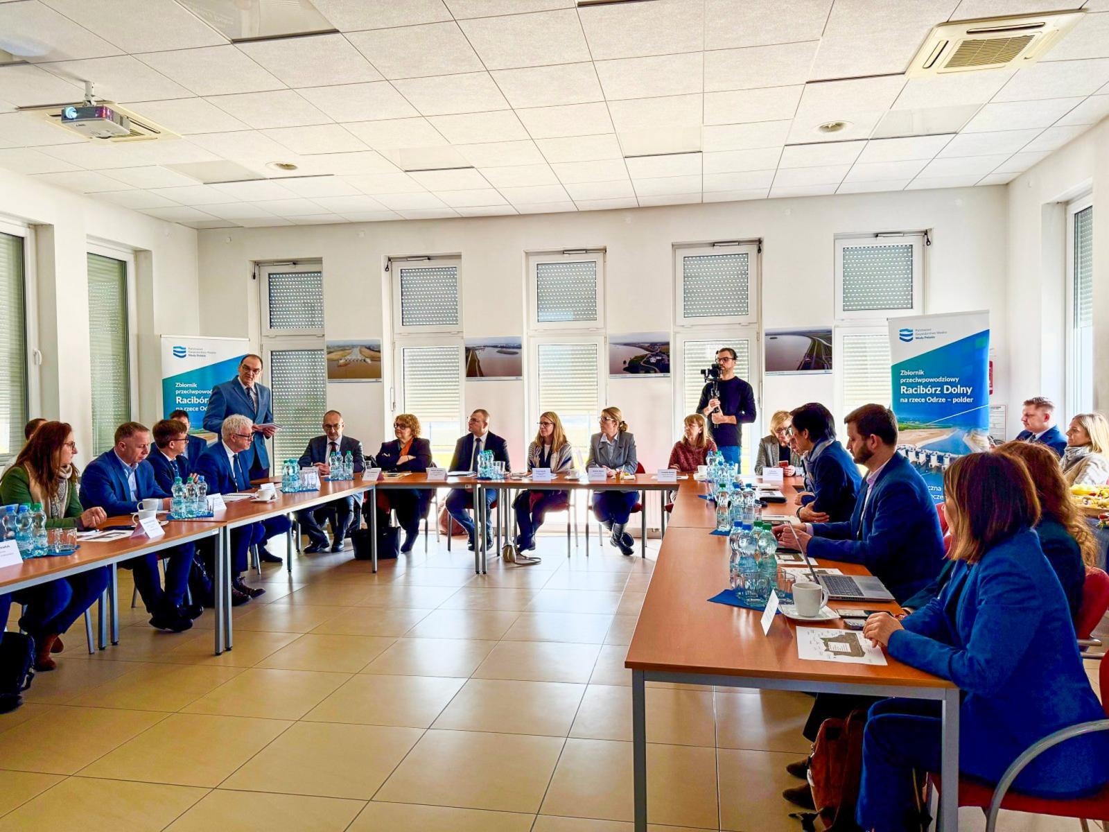 Zdjęcie w galerii na portalu naszraciborz.pl: Przedstawiciele Banku Światowego odwiedzili Zbiornik Racibórz Dolny wiadomości z regionu